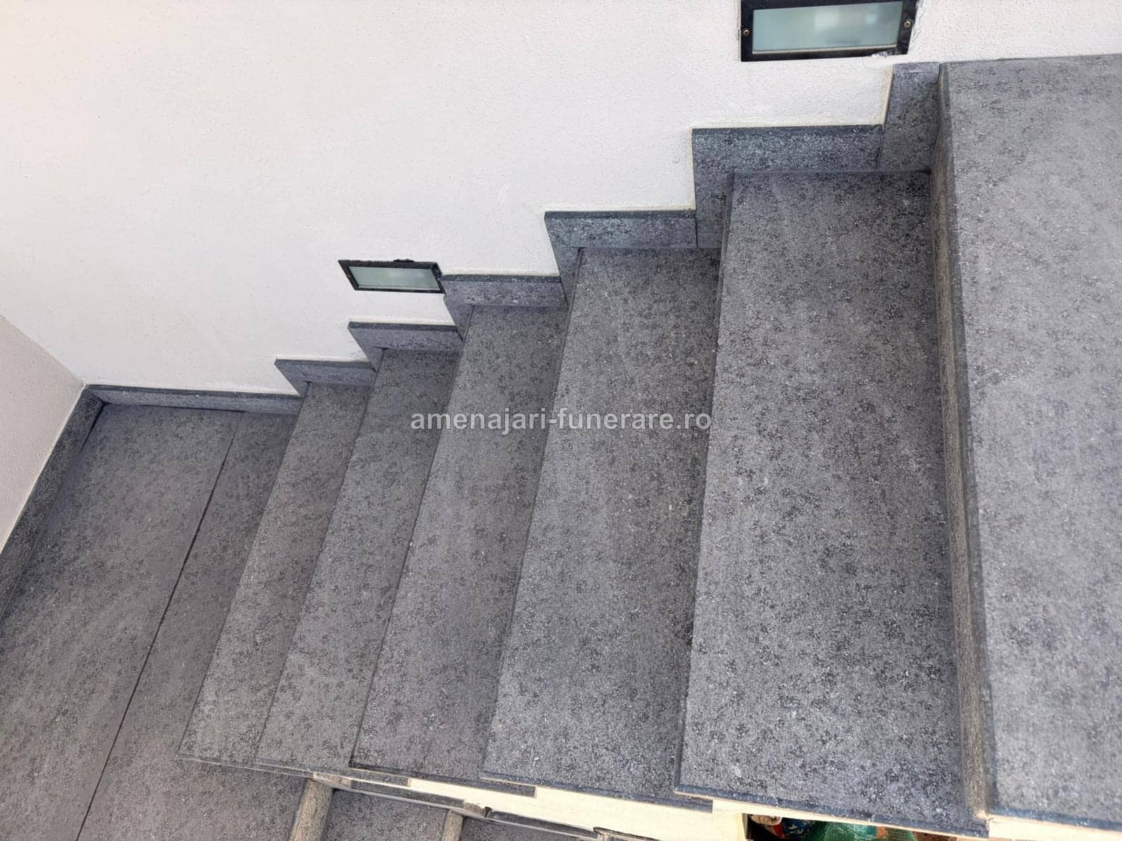 Trepte funerare din granit, model 14 - lucrare realizată de amenajari-funerare.ro
