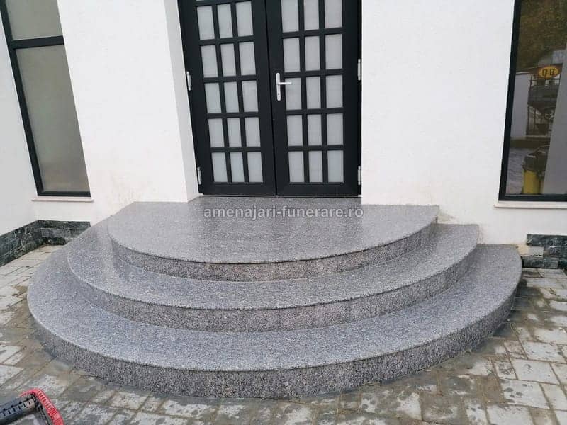 Trepte funerare din granit, model 15 - lucrare realizată de amenajari-funerare.ro