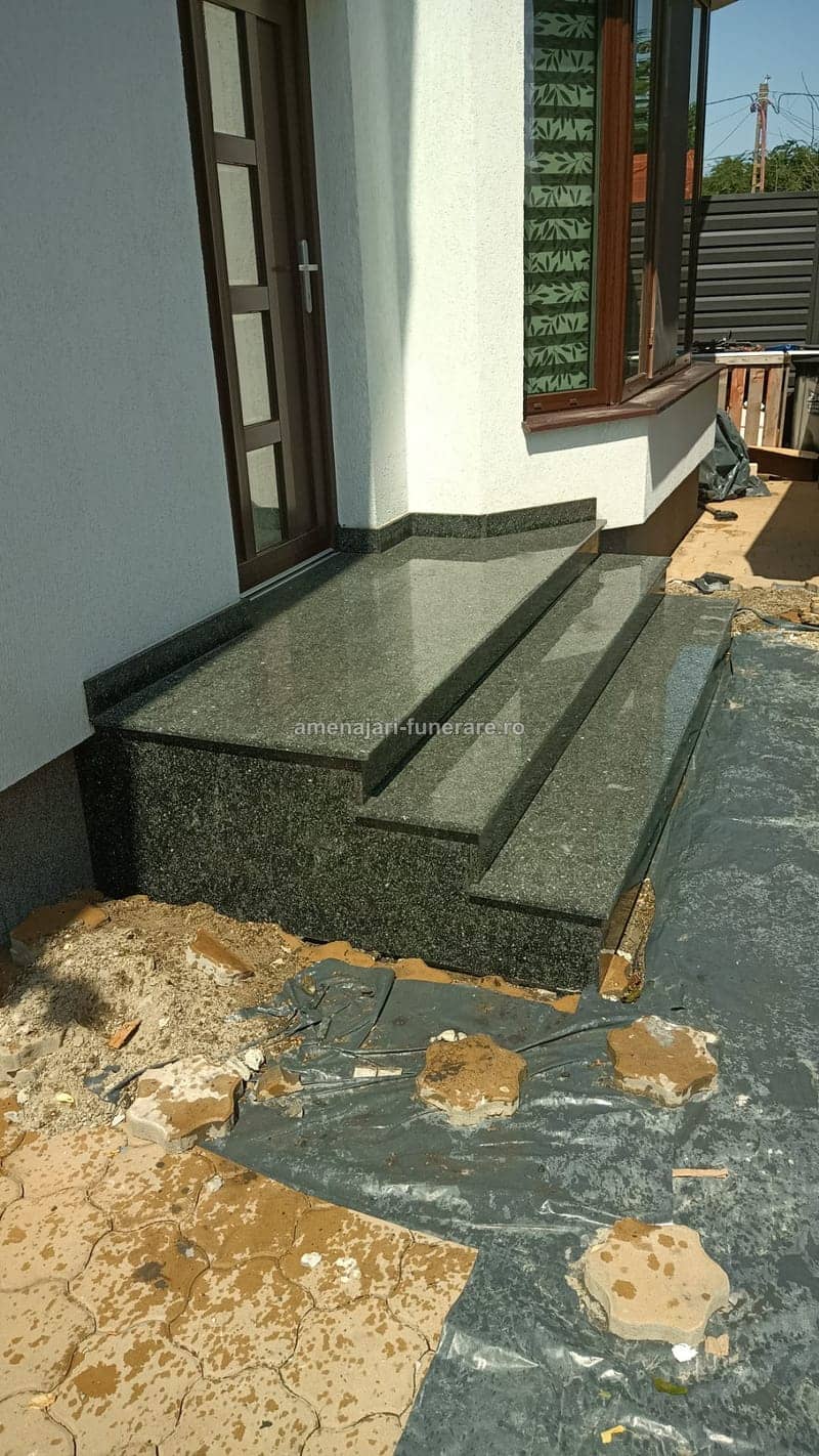 Trepte funerare din granit, model 20 - lucrare realizată de amenajari-funerare.ro