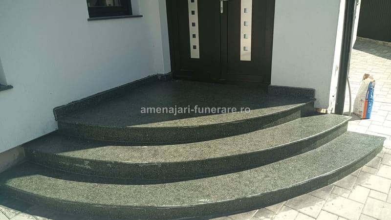 Trepte funerare din granit, model 22 - lucrare realizată de amenajari-funerare.ro