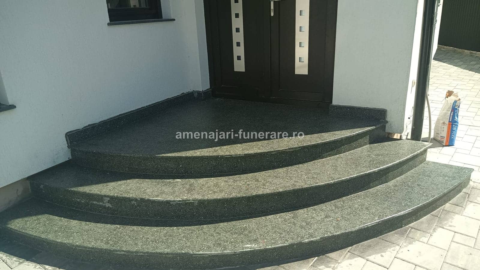 Trepte funerare din granit, model 22 - lucrare realizată de amenajari-funerare.ro