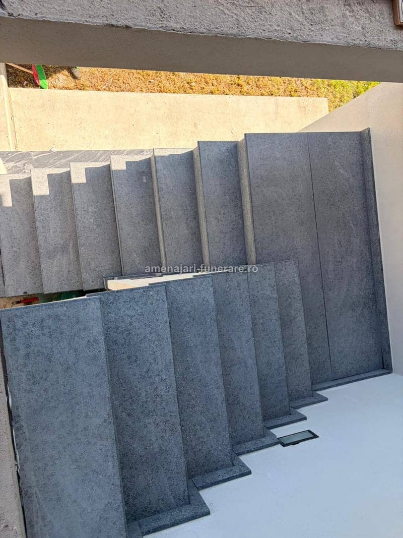 Trepte funerare din granit, model 29 - lucrare realizată de amenajari-funerare.ro