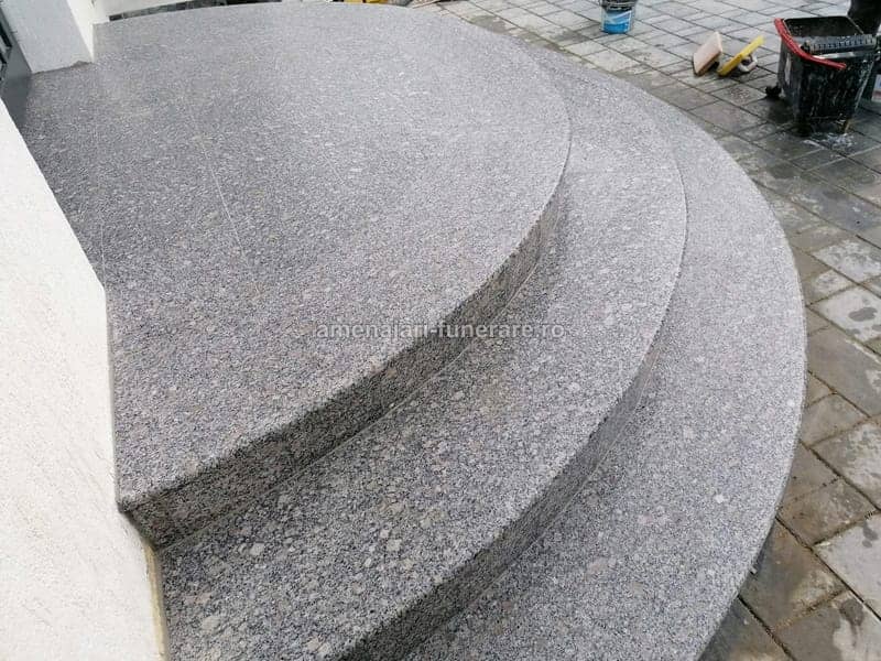Trepte funerare din granit, model 33 - lucrare realizată de amenajari-funerare.ro