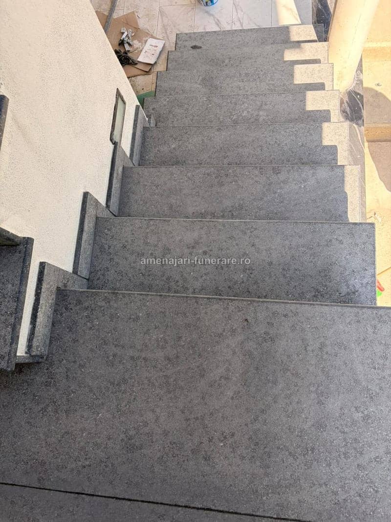 Trepte funerare din granit, model 41 - lucrare realizată de amenajari-funerare.ro