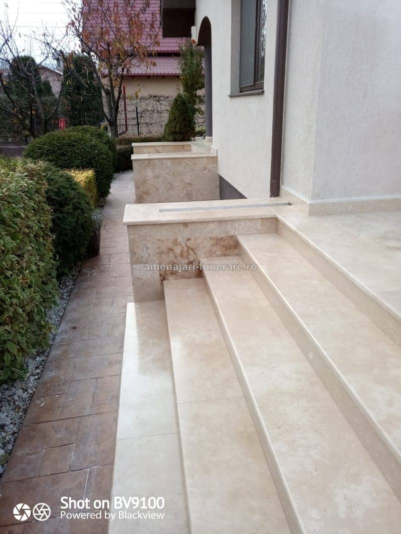 Trepte funerare din granit, model 43 - lucrare realizată de amenajari-funerare.ro