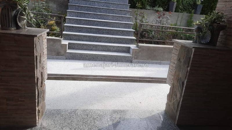 Trepte funerare din granit, model 52 - lucrare realizată de amenajari-funerare.ro