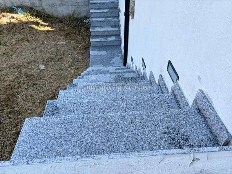 Trepte funerare din granit, model 54 - lucrare realizată de amenajari-funerare.ro