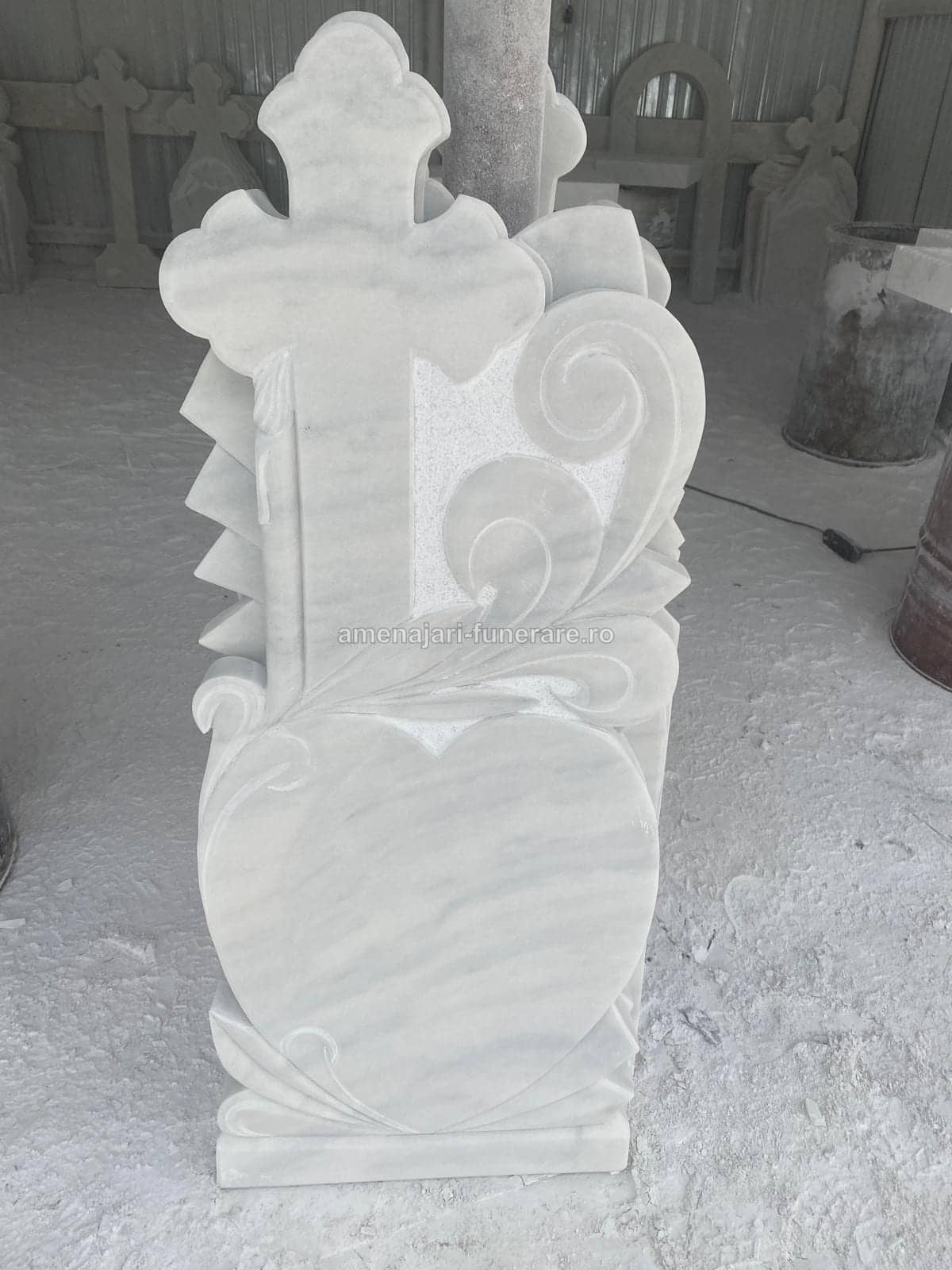 Cruce marmură cu sculpturi 003 - cruce marmură pentru monument funerar la amenajari-funerare.ro