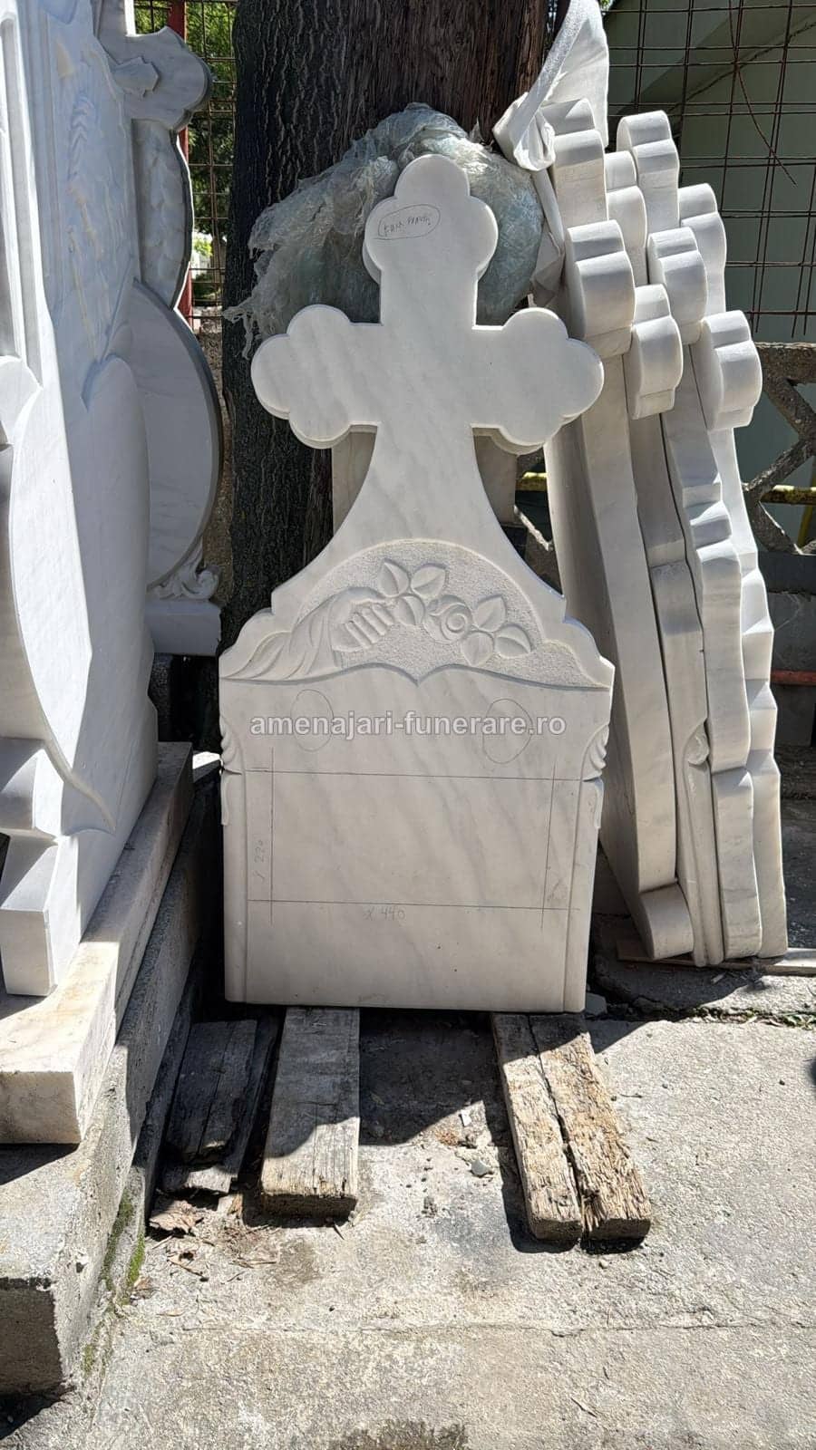 Cum se montează un monument funerar pas cu pas: ghid tehnic