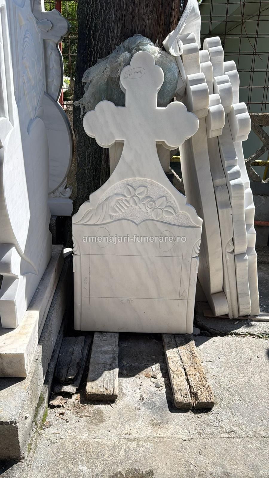 Cum se montează un monument funerar pas cu pas: ghid tehnic