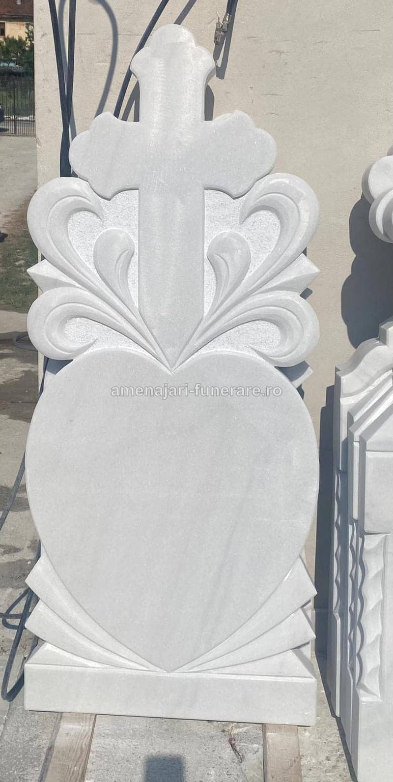 Cruce marmură cu sculpturi 023 - cruce marmură pentru monument funerar la amenajari-funerare.ro