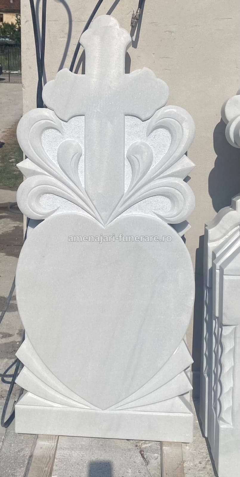Cruce marmură cu sculpturi 023 - cruce marmură pentru monument funerar la amenajari-funerare.ro