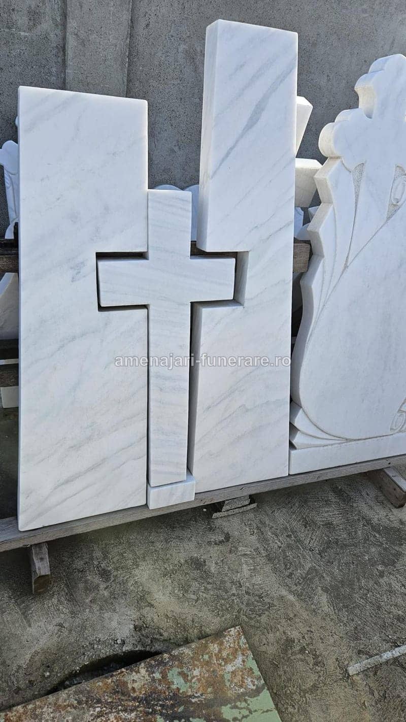 Cruce marmură cu sculpturi 038 - cruce marmură pentru monument funerar la amenajari-funerare.ro