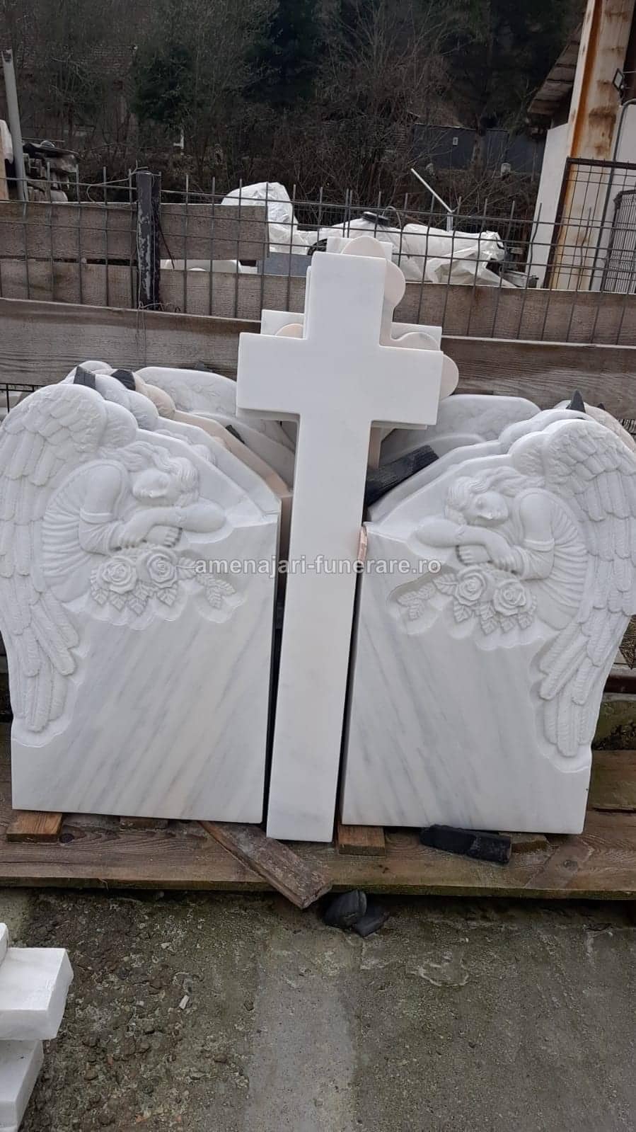 Ce material pentru cruce funerară: granit, marmură, lemn, metal