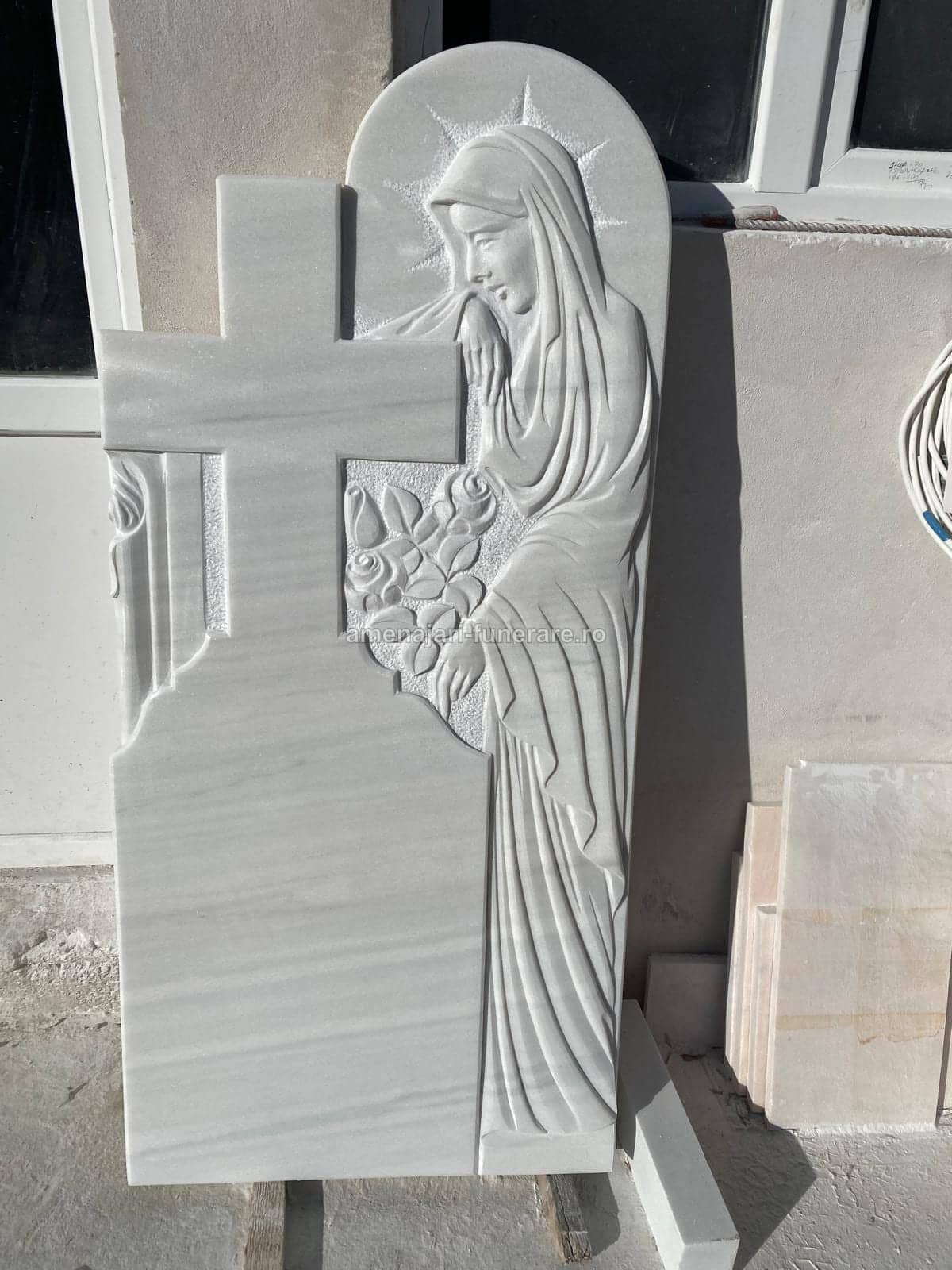 Cruce funerară din marmură albă, model 16 - lucrare realizată de amenajari-funerare.ro