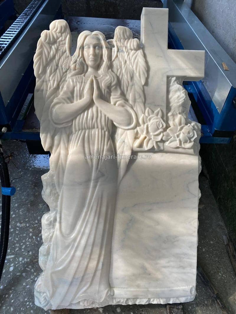 Cruce funerară din marmură albă, model 17 - lucrare realizată de amenajari-funerare.ro