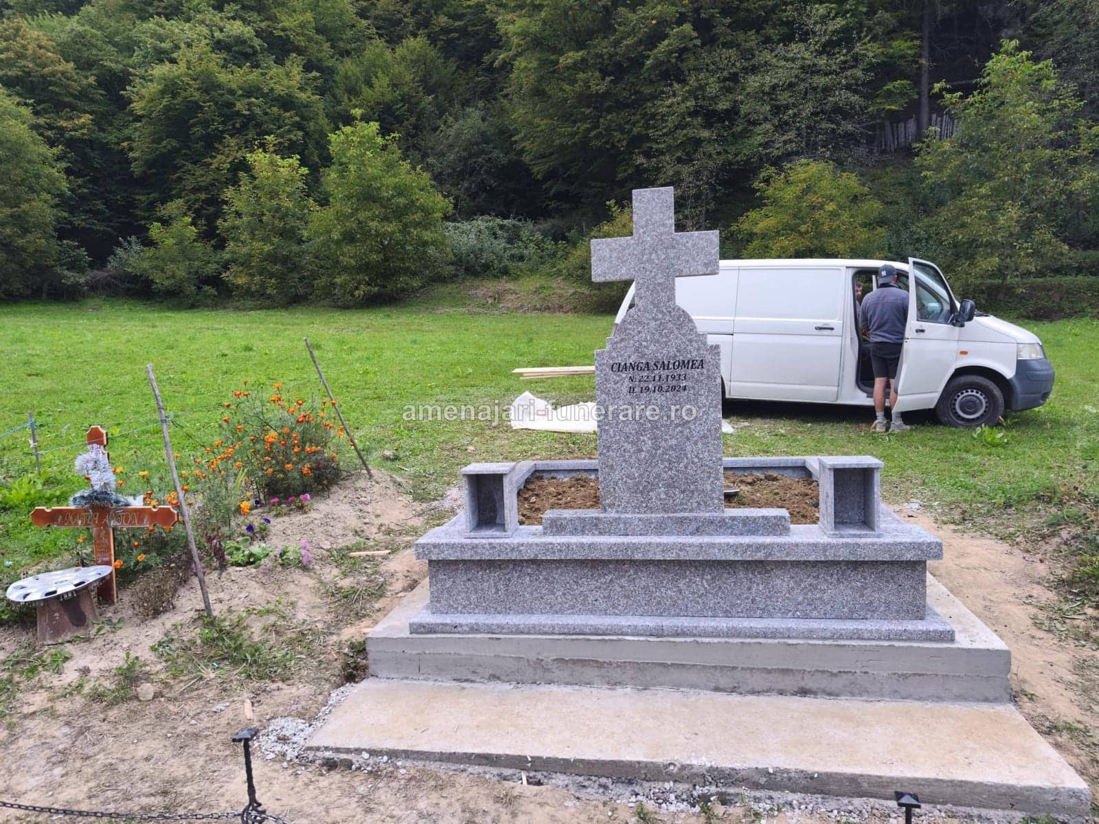 Monument ansamblu premium 013 - monument funerar granit ansamblu complet la amenajari-funerare.ro