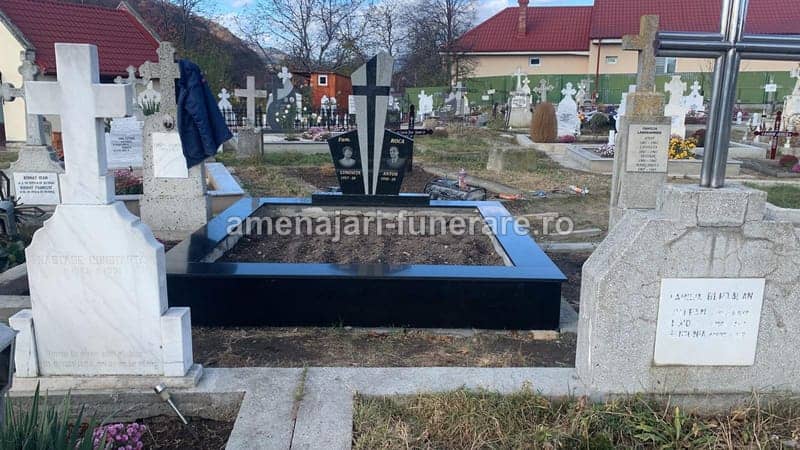 Monument complet cu accesorii 030 - monument funerar granit ansamblu complet la amenajari-funerare.ro