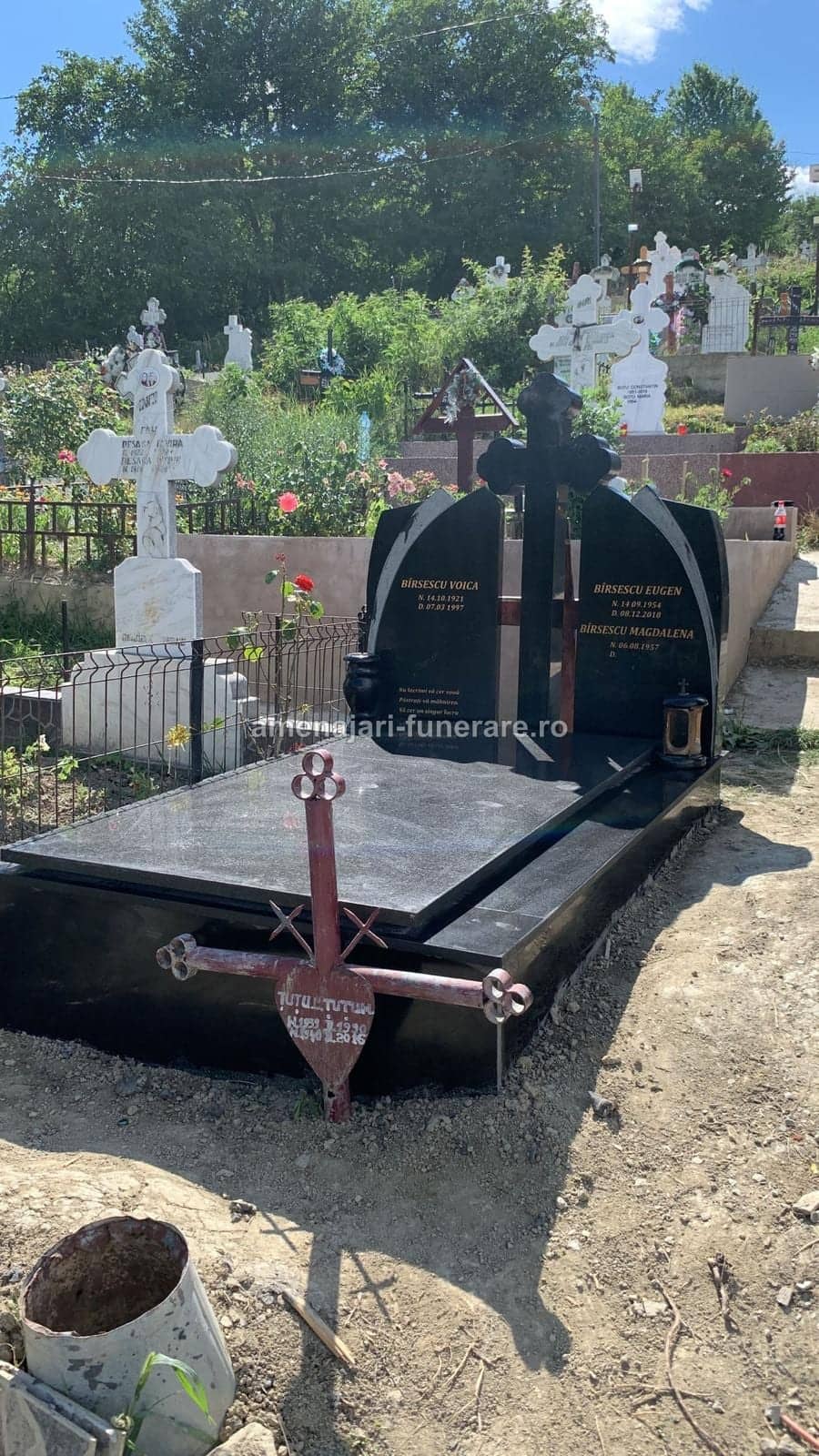 Monument cu cadru și stâlpi 032 - monument funerar granit ansamblu complet la amenajari-funerare.ro