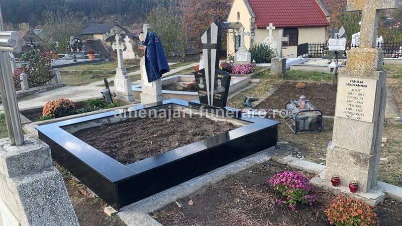Monument ansamblu premium 033 - monument funerar granit ansamblu complet la amenajari-funerare.ro