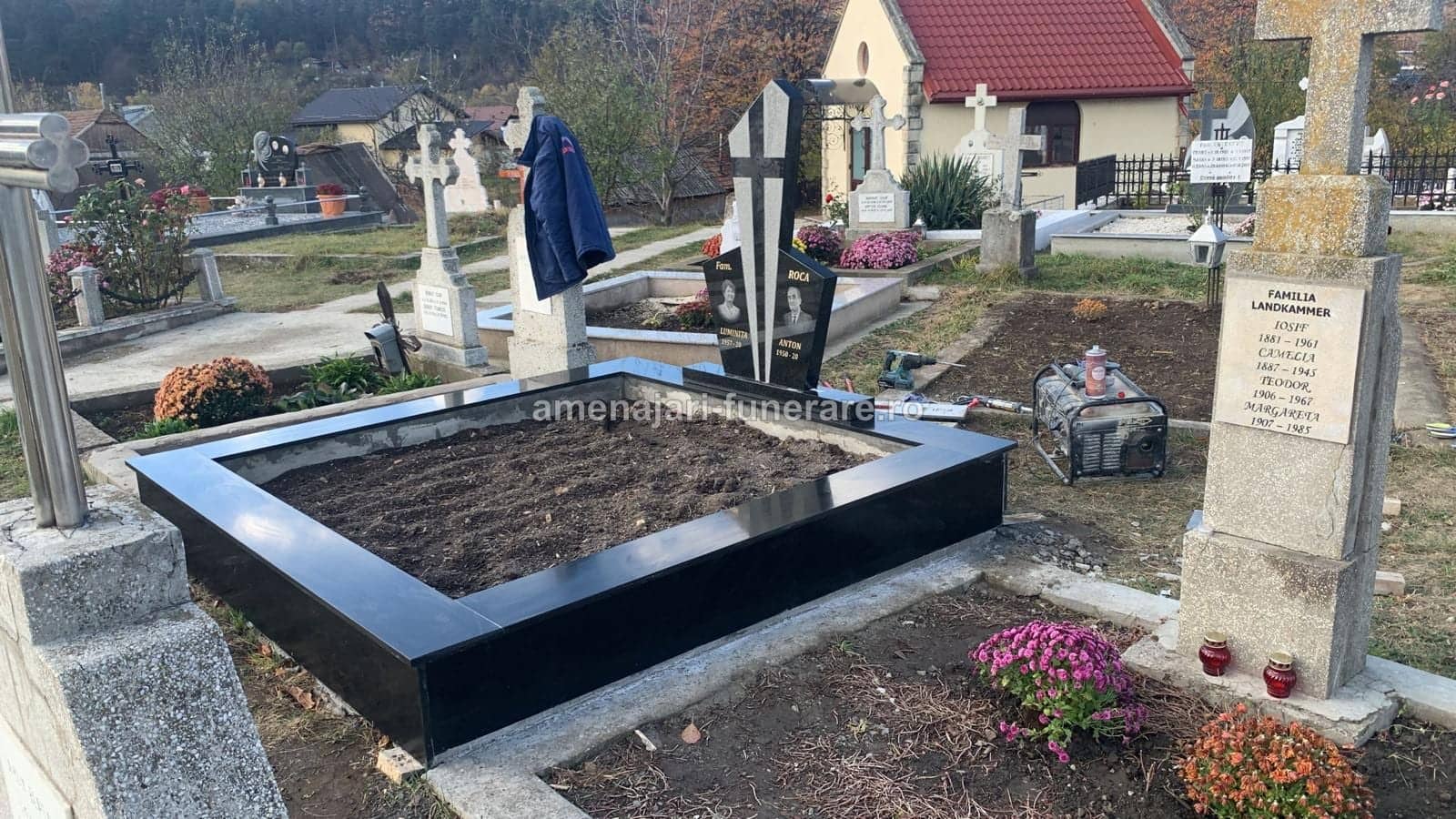 Monument ansamblu premium 033 - monument funerar granit ansamblu complet la amenajari-funerare.ro