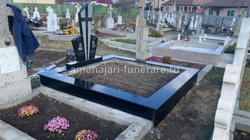 Monument funerar tradițional 034 - monument funerar granit ansamblu complet la amenajari-funerare.ro