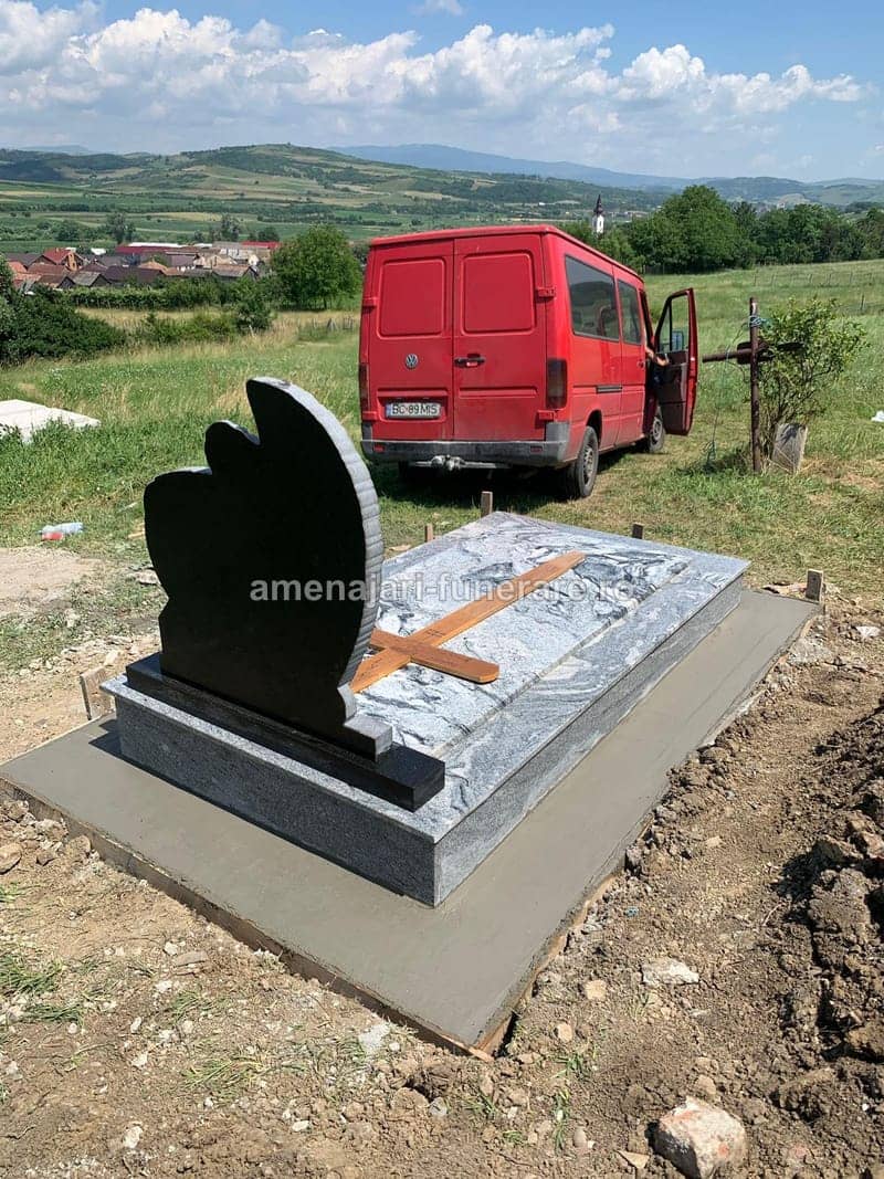 Monument cu cadru și stâlpi 037 - monument funerar granit ansamblu complet la amenajari-funerare.ro