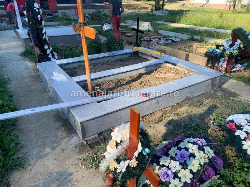 Monument complet cu accesorii 040 - monument funerar granit ansamblu complet la amenajari-funerare.ro