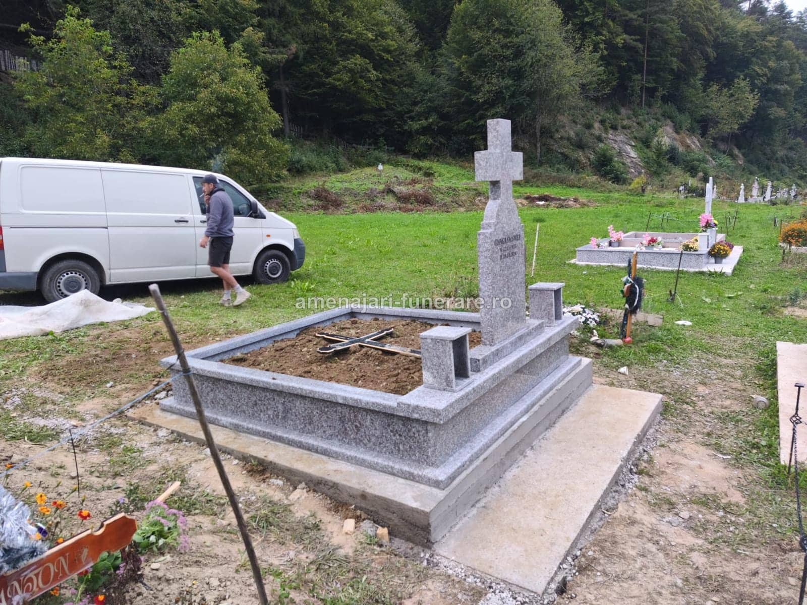 Monument complet cu accesorii 045 - monument funerar granit ansamblu complet la amenajari-funerare.ro