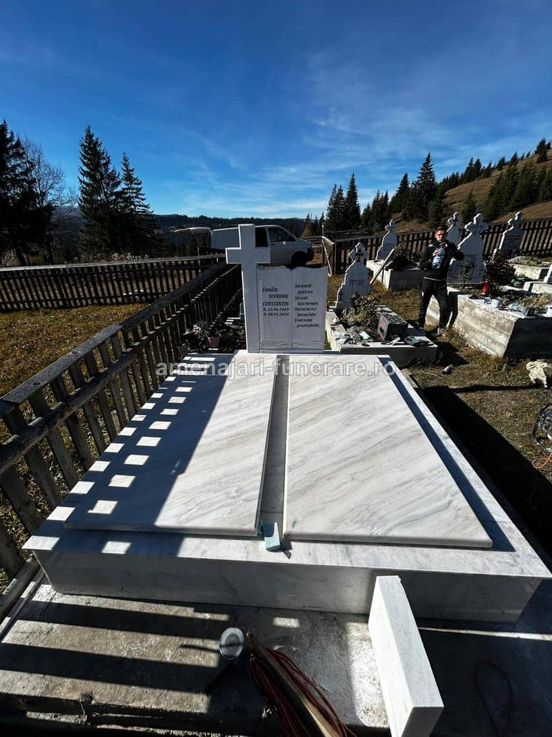 Monument funerar tradițional 049 - monument funerar granit ansamblu complet la amenajari-funerare.ro