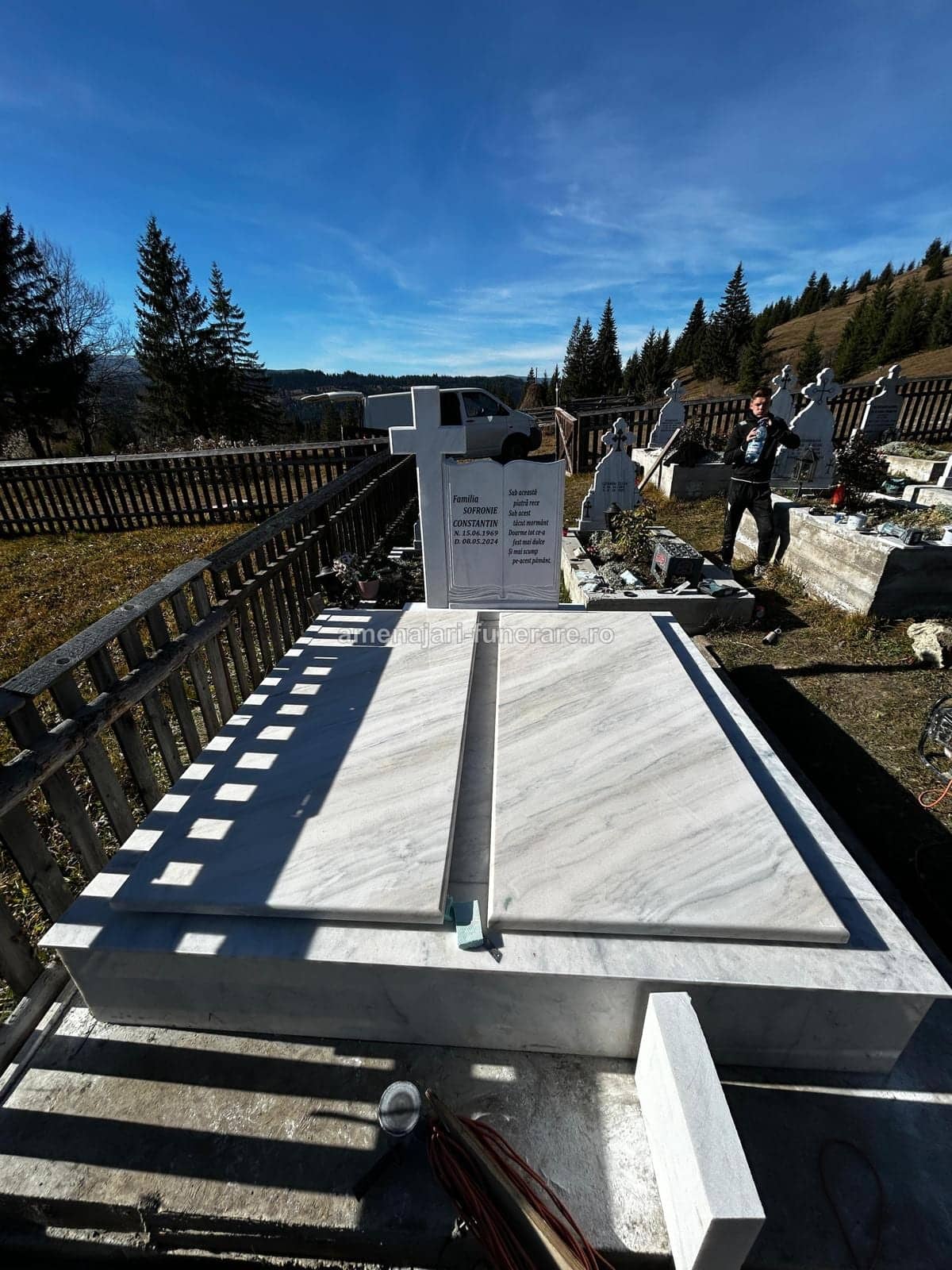 Monument funerar tradițional 049 - monument funerar granit ansamblu complet la amenajari-funerare.ro