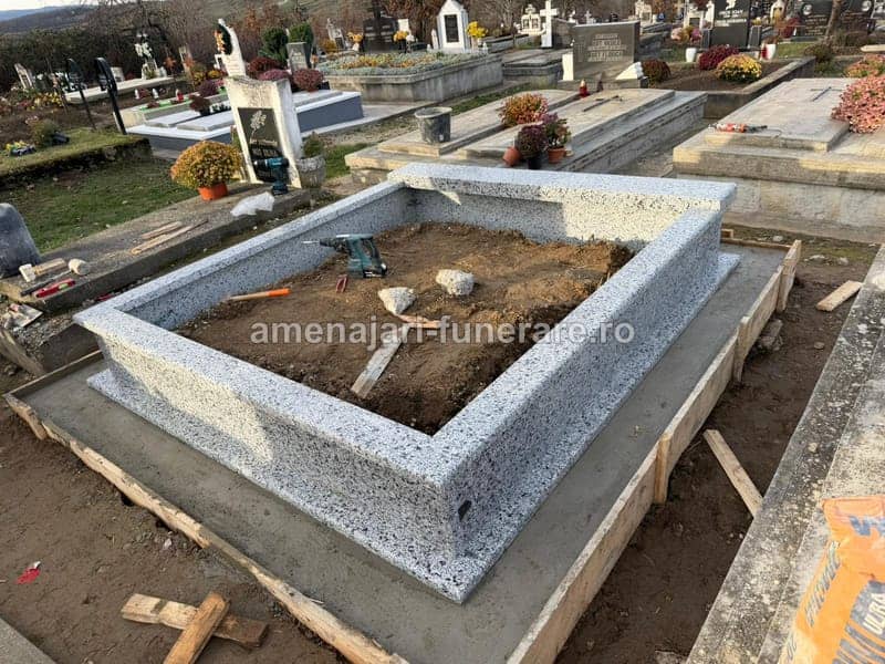 Monument cu cadru și stâlpi 052 - monument funerar granit ansamblu complet la amenajari-funerare.ro