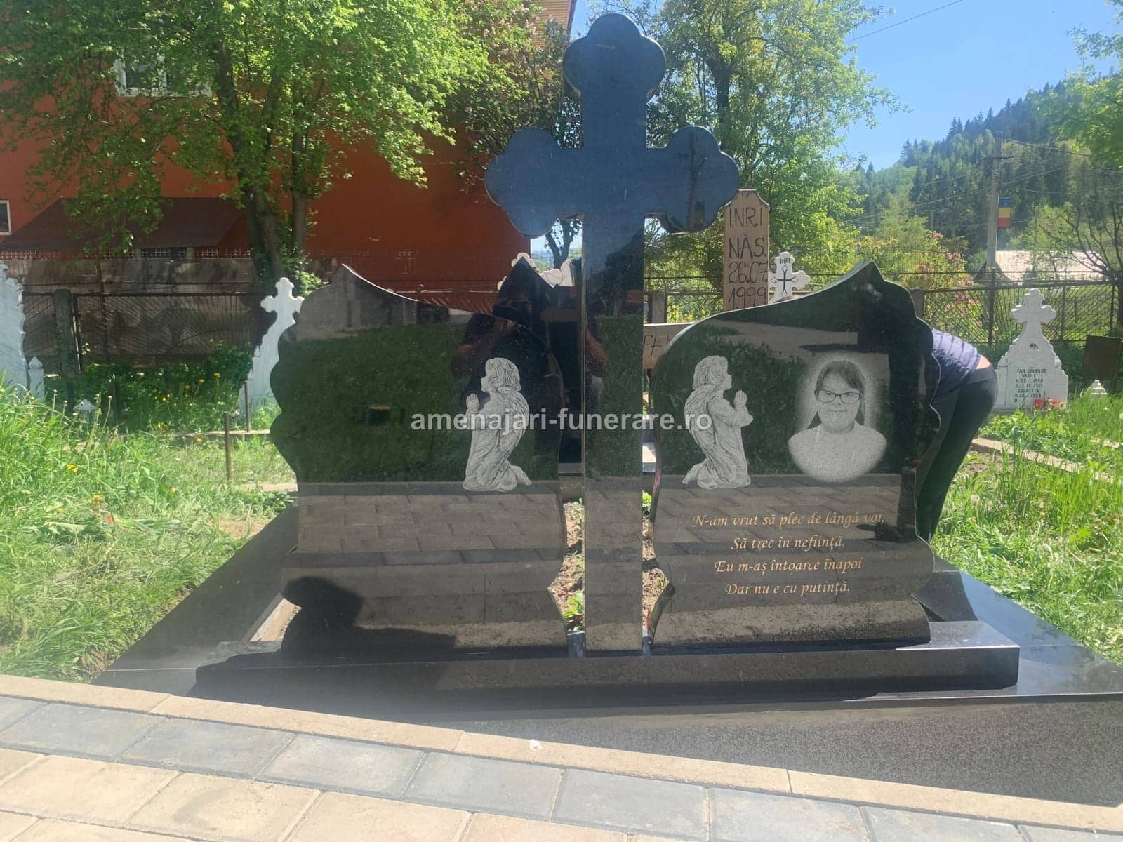 Cum întreții un monument din marmură sau granit pe 4 anotimpuri