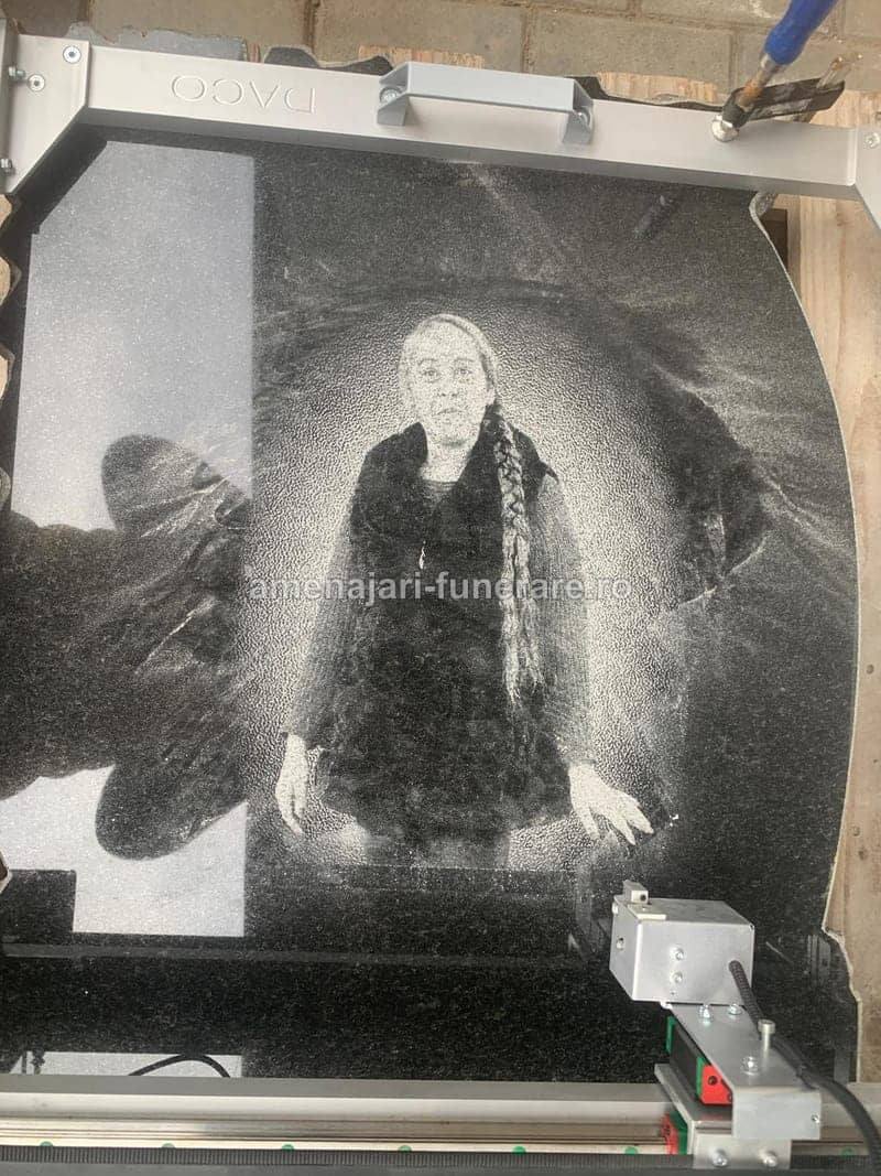 Portret laser fotorealist 046 - portret gravat laser pe granit la amenajari-funerare.ro