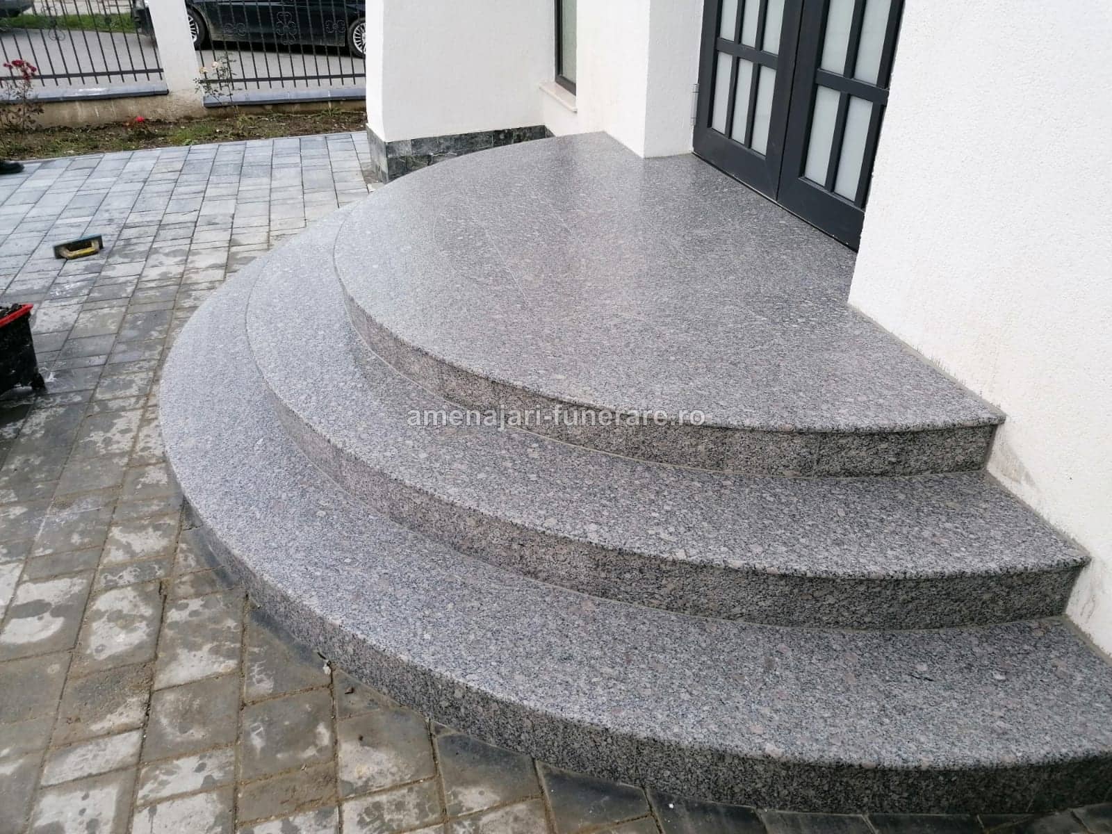 Trepte funerare din granit, model 8 - lucrare realizată de amenajari-funerare.ro