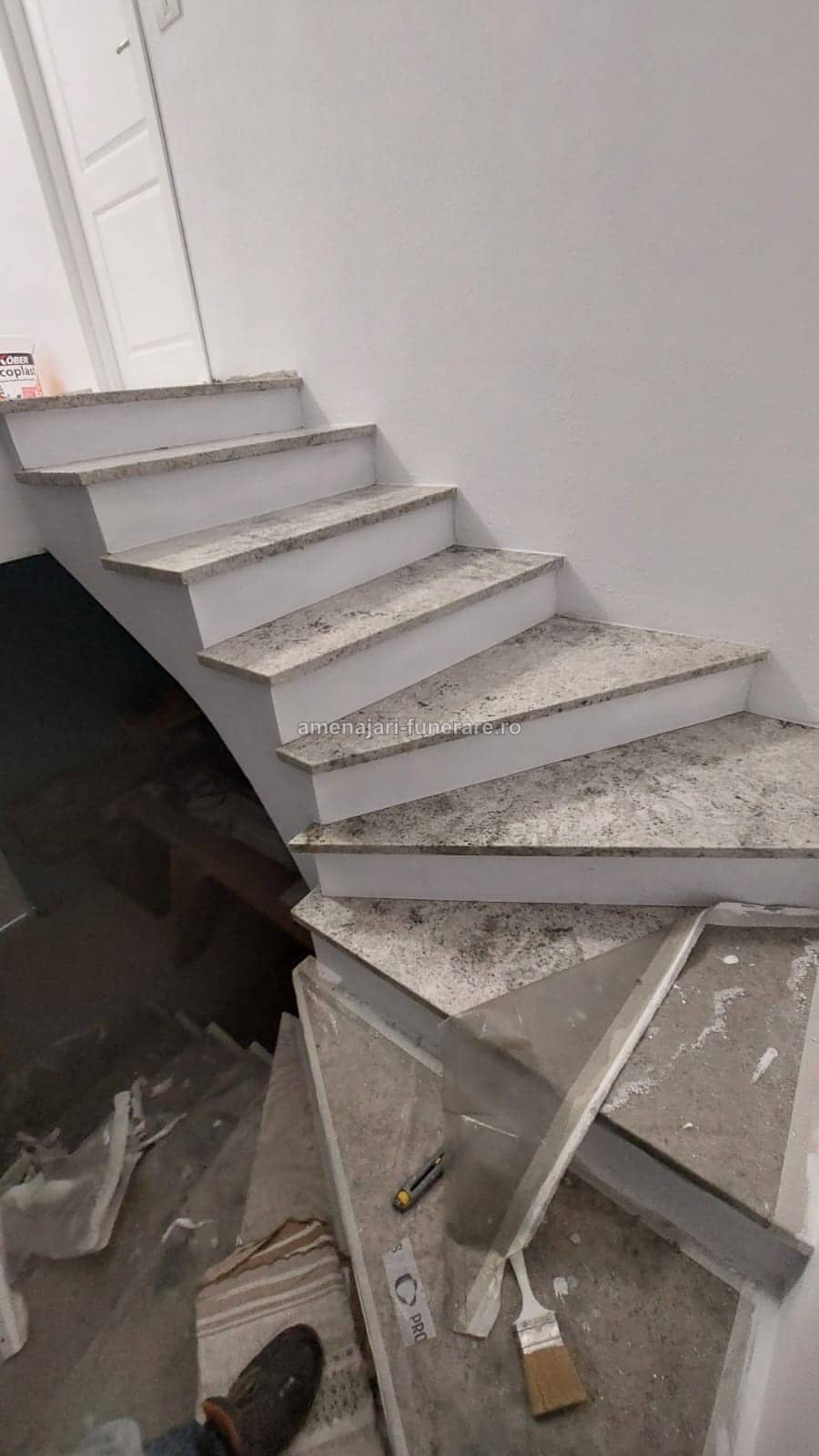 Trepte funerare din granit, model 17 - lucrare realizată de amenajari-funerare.ro