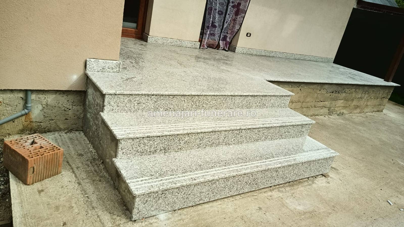 Trepte funerare din granit, model 24 - lucrare realizată de amenajari-funerare.ro