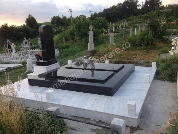Cavou cu acoperiș plat și elemente din marmură - executat în marmură și granit la amenajari-funerare.ro
