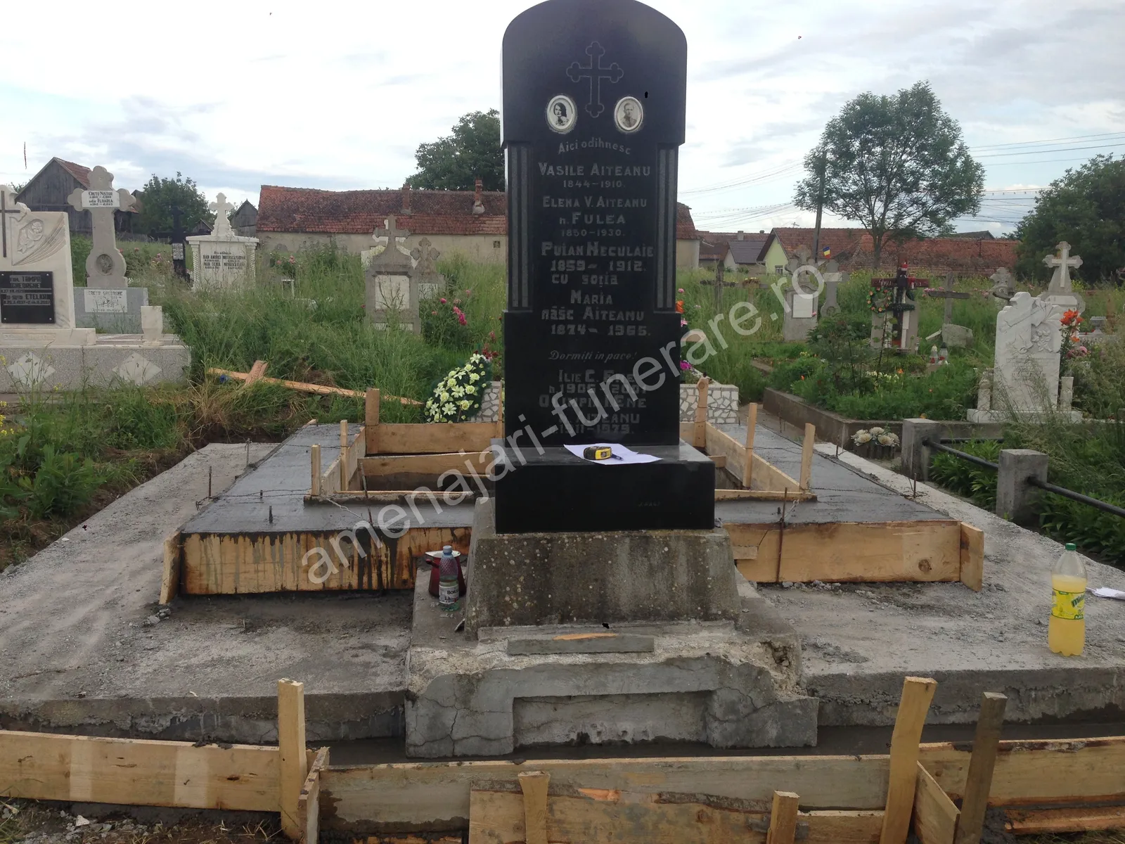 Cavou cu placă verticală și bază din beton - executat în granit la amenajari-funerare.ro