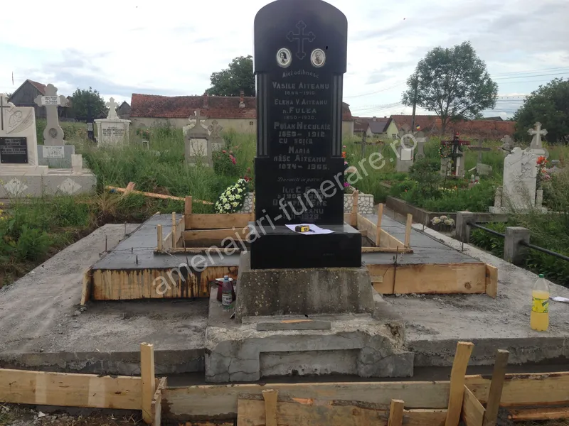 Cavou cu placă verticală și bază din beton - executat în granit la amenajari-funerare.ro