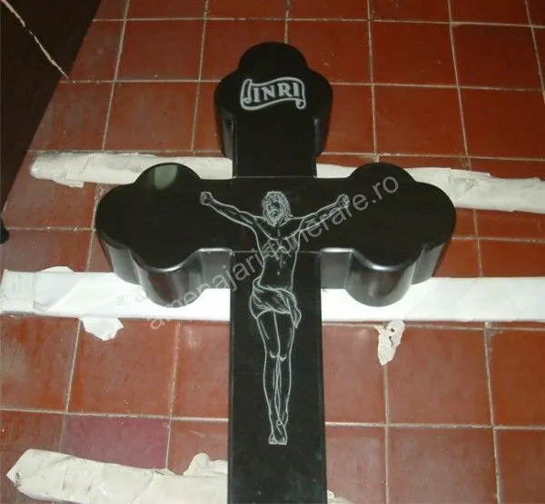 Cruce cu sculptură și inscripție INRI - executat în granit la amenajari-funerare.ro