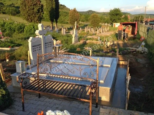 Cadru cu băncuță din metal - executat în marmură și granit la amenajari-funerare.ro