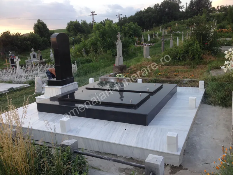 Cavou cu acoperiș dreptunghiular - executat în marmură și granit la amenajari-funerare.ro
