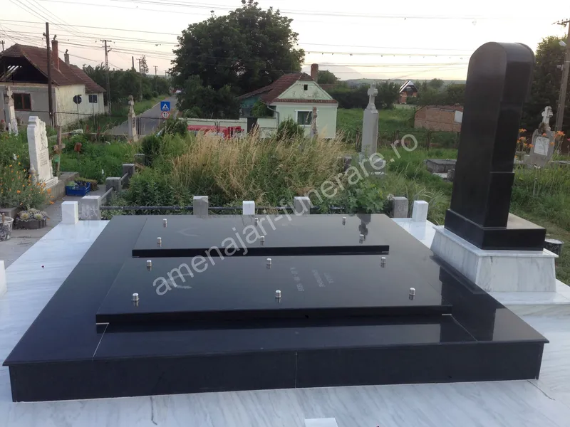 Cavou cu acoperiș dreptunghiular - executat în granit la amenajari-funerare.ro