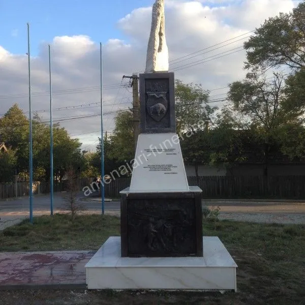 Monument cu bază din marmură și detalii din bronz - executat în marmură și granit la amenajari-funerare.ro