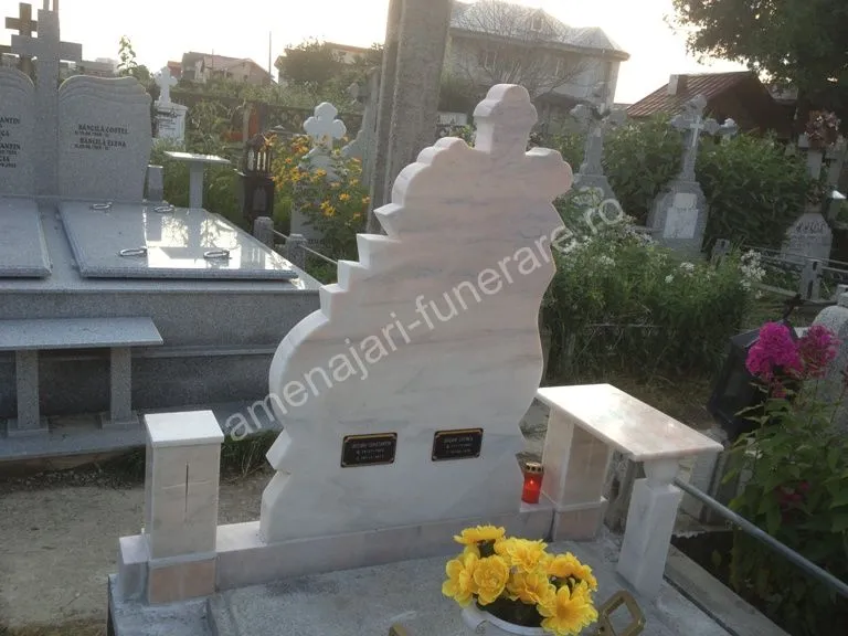 Monument cu formă asimetrică și plăci gravate - executat în marmură la amenajari-funerare.ro