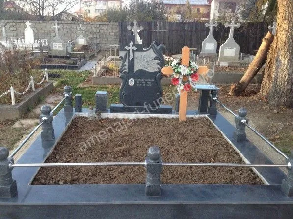 Cadru cu colțuri rotunjite și cruce - executat în granit la amenajari-funerare.ro