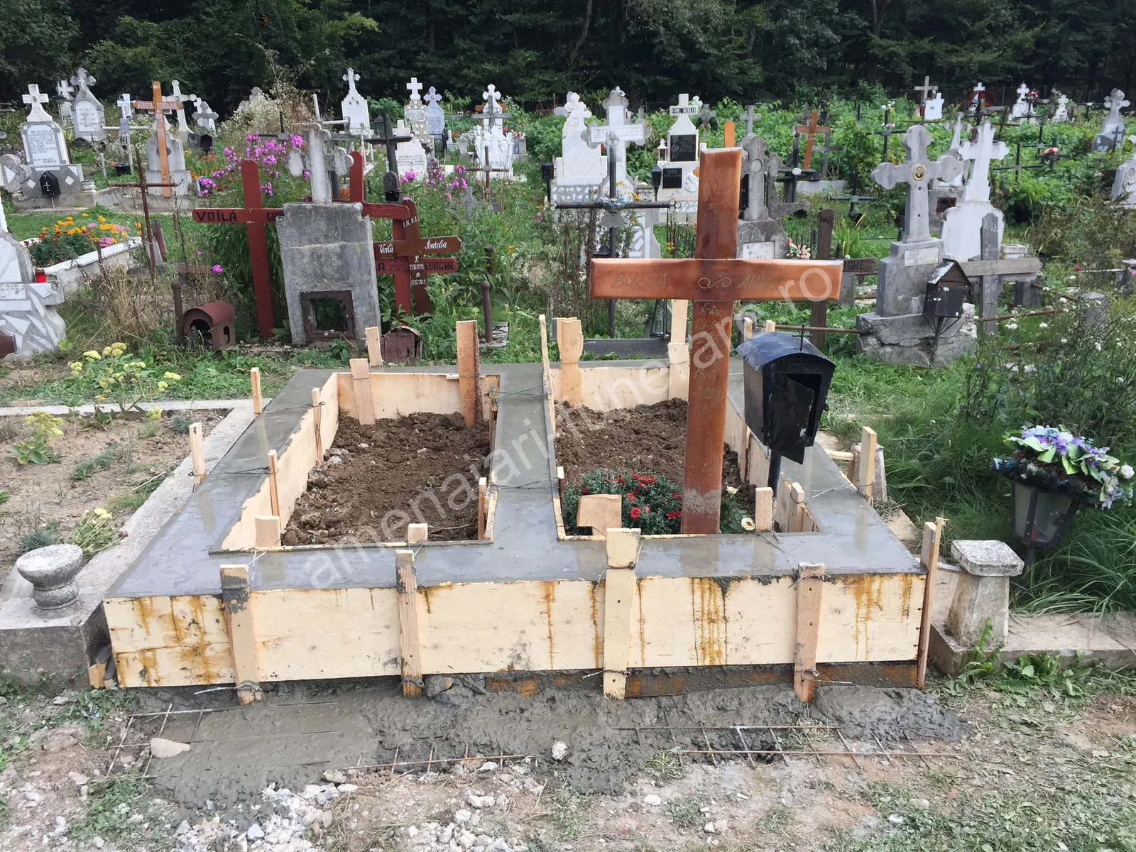 Cavou cu fundație și cruce - executat în marmură și granit la amenajari-funerare.ro