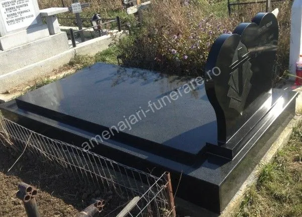 Cavou cu acoperiș curbat - executat în granit la amenajari-funerare.ro