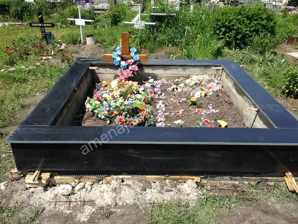 Cadru negru pentru mormânt - executat în granit la amenajari-funerare.ro